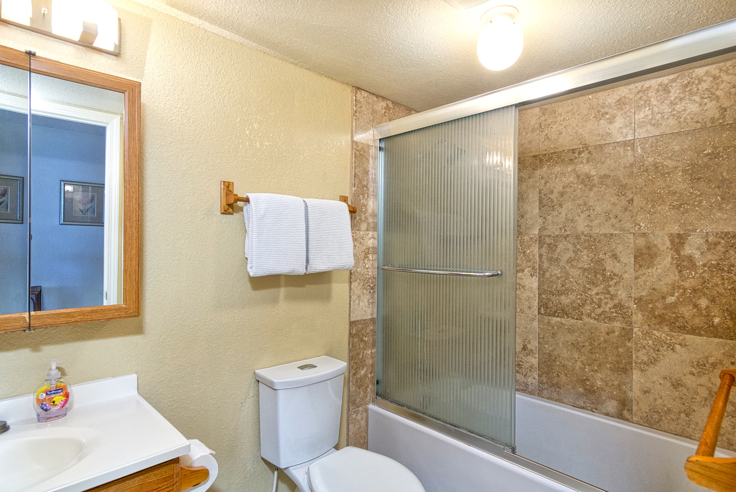 Condo in Kailua-Kona · ★4.8 · 2 bedrooms · 3 beds · 2 baths - Image 16