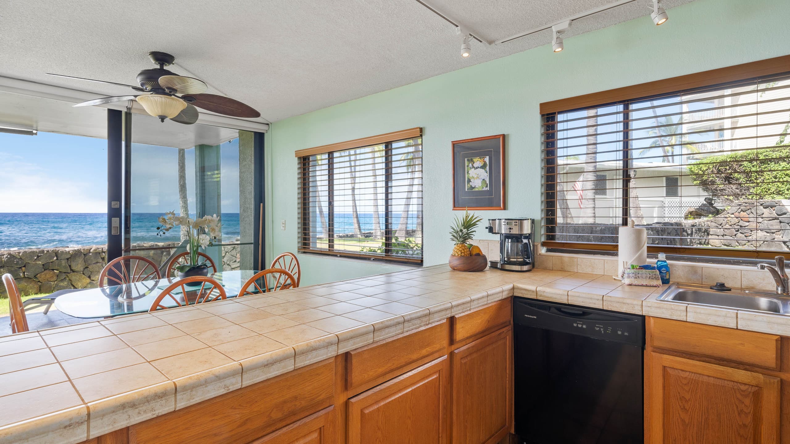 Condo in Kailua-Kona · ★4.8 · 2 bedrooms · 3 beds · 2 baths - Image 2