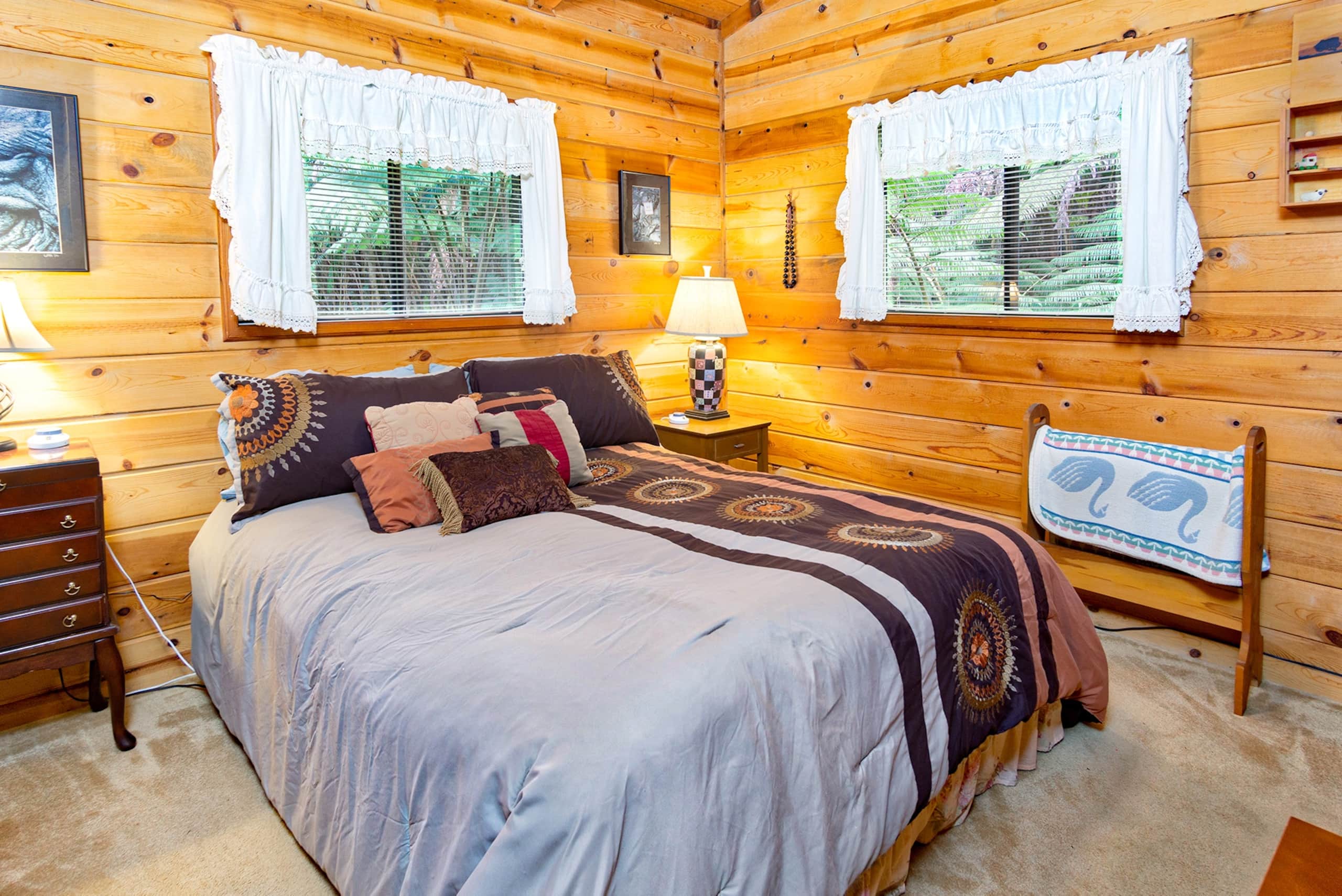 Home in Volcano · ★4.43 · 3 bedrooms · 5 beds · 2 private baths - Image 3
