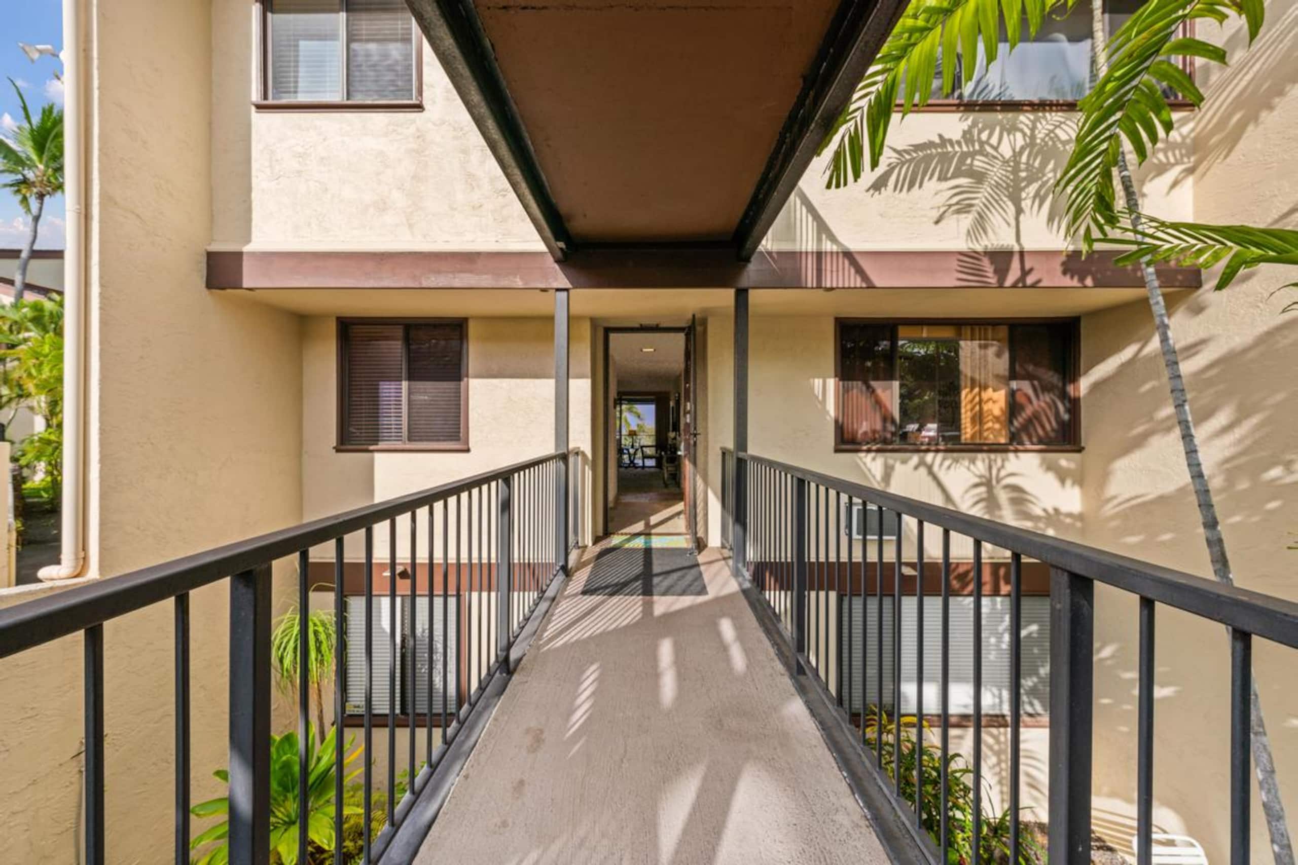 Condo in Kailua-Kona · ★4.7 · 2 bedrooms · 2 beds · 2 baths - Image 2
