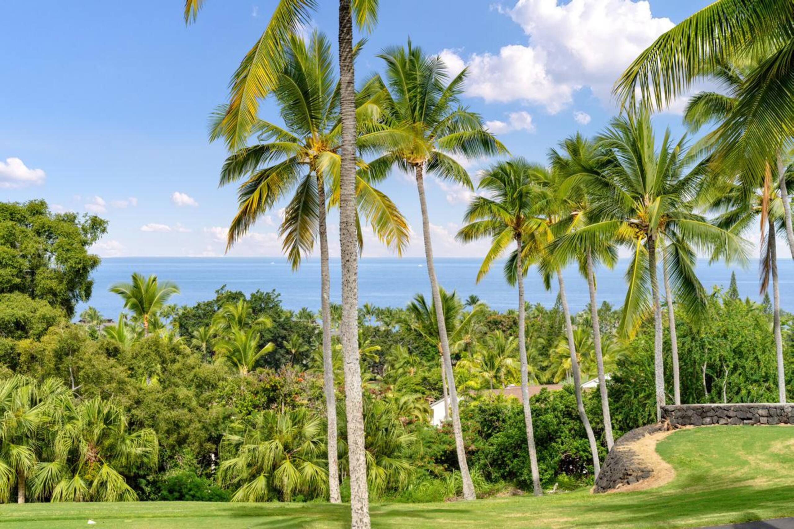 Condo in Kailua-Kona · ★4.7 · 2 bedrooms · 2 beds · 2 baths - Image 35