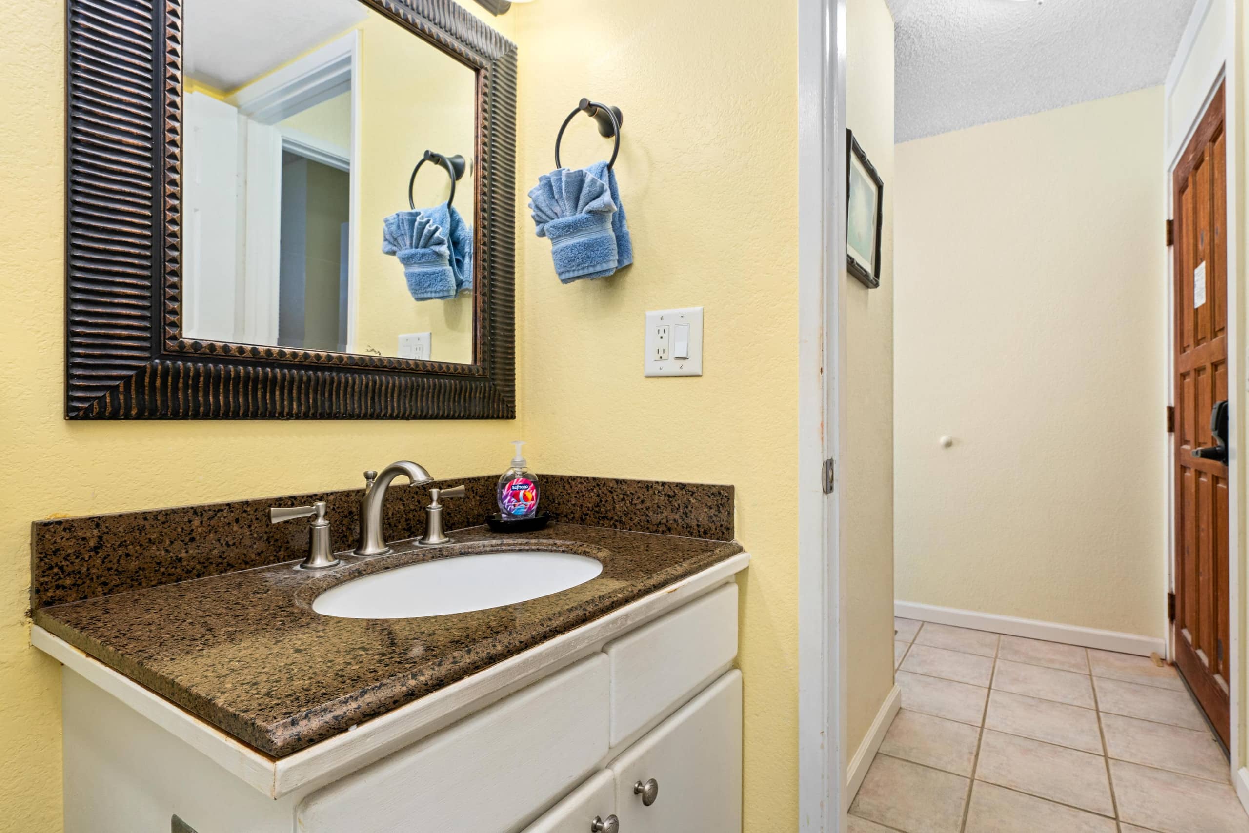 Condo in Kailua-Kona · ★4.68 · 1 bedroom · 2 beds · 1 bath - Image 12