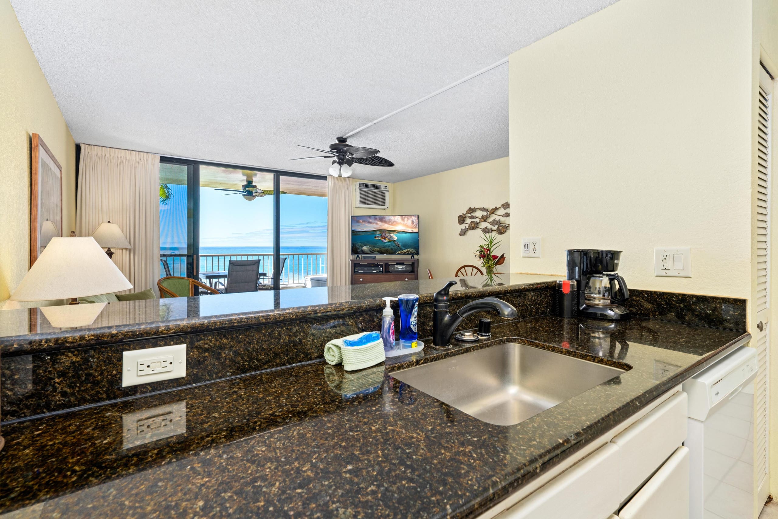 Condo in Kailua-Kona · ★4.68 · 1 bedroom · 2 beds · 1 bath - Image 5