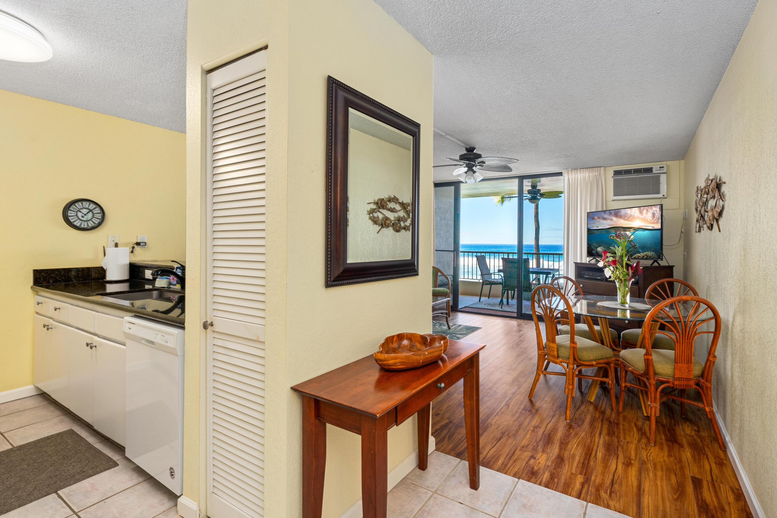Condo in Kailua-Kona · ★4.68 · 1 bedroom · 2 beds · 1 bath - Image 4