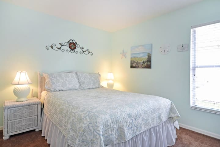 17-Queen Bedroom.jpg