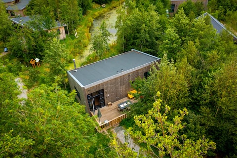Lakefront Nature House in Friesland: Blaupoatsje