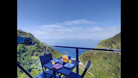 Golden Lion House by LovelyStay