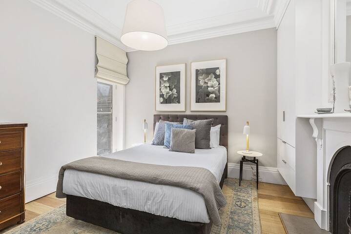 Victorian Vogue gallery image 2