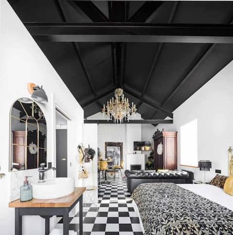 The 1920s Suite. Bathtub, fireplace and terrace.