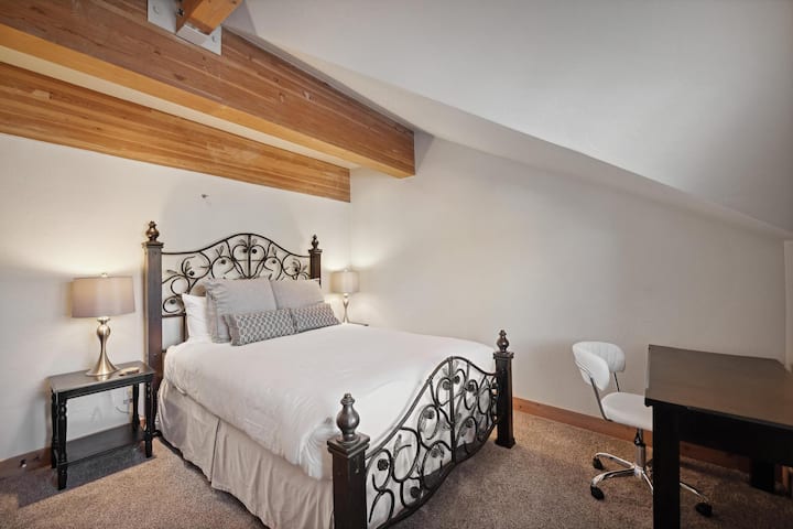 Საძინებელი 2: საწოლი 152 × 203 სმ, სამუშაო სივრცე, მესამე სართული