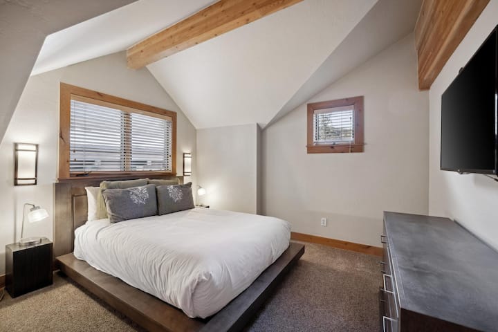 Საძინებელი 3: საწოლი 152 × 203 სმ, ტელევიზორი, კომოდი, მესამე სართული