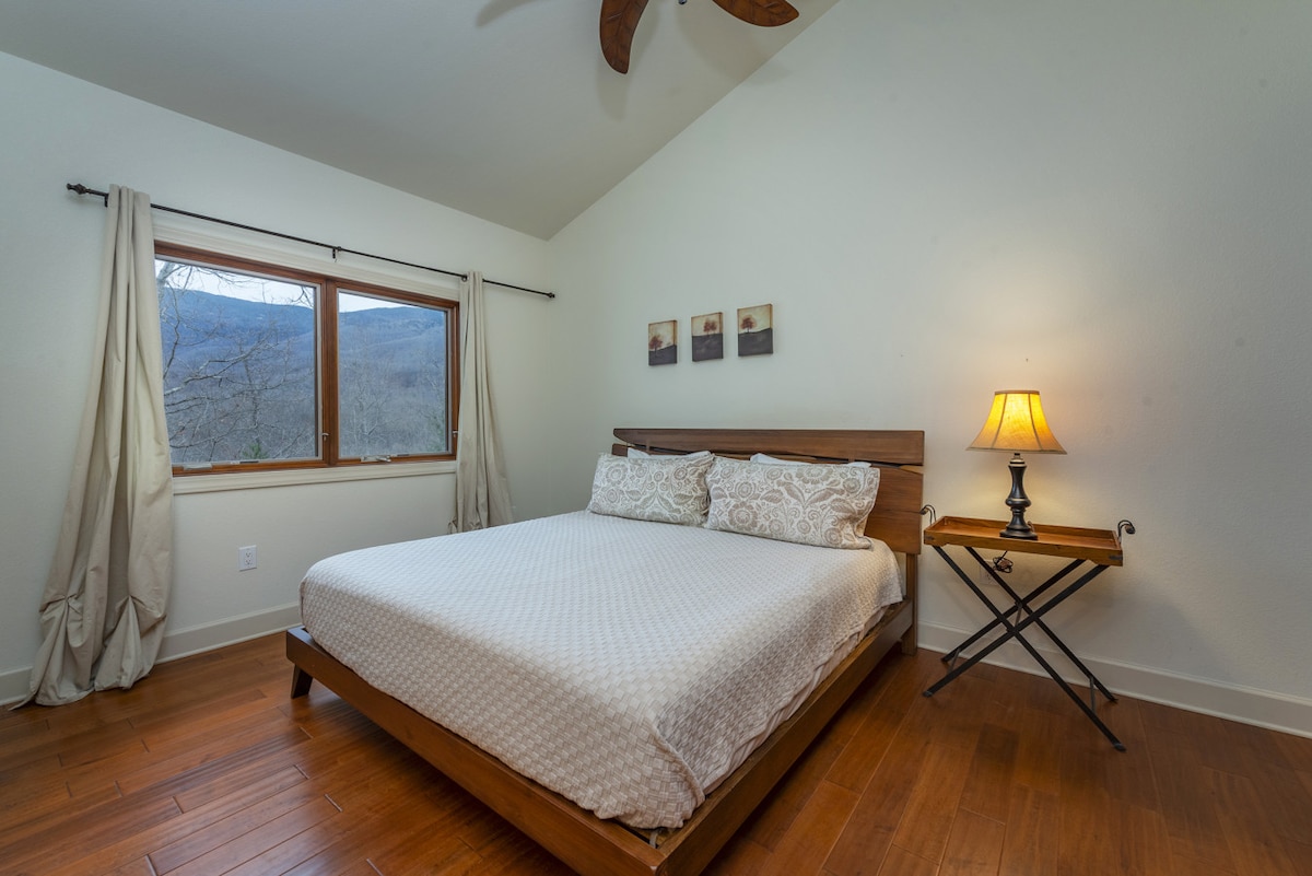 #324 en suite bedroom with a king size bed (bathroom with a walk-in shower) - Main Level