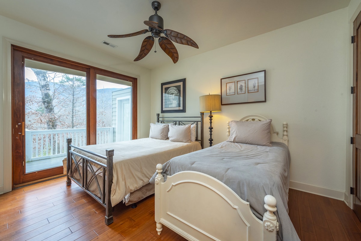 #324 en suite bedroom with a queen size and a twin size bed bathroom with a bathtub - Botton Level