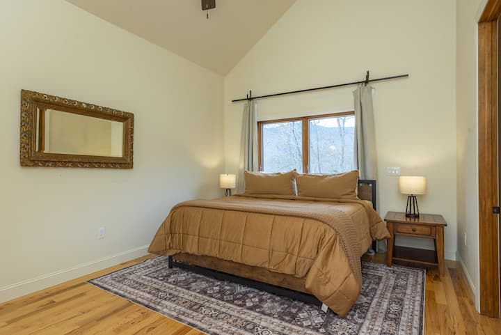 #284 en suite master bedroom with a king size bed (bathroom with a walk-in shower and bathtub), walk-in closet, and seating area - 2nd Level