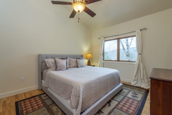 Main level - bedroom with en suite, king size bed 