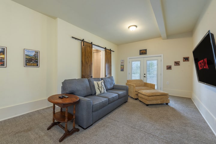 Bottom level - Living room/TV room