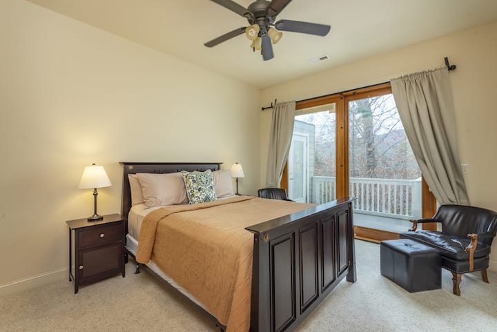 Bottom level - bedroom with en suite, queen size bed 