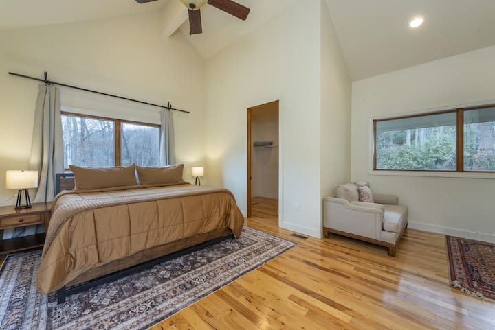 Upper level - bedroom with en suite, king size bed 