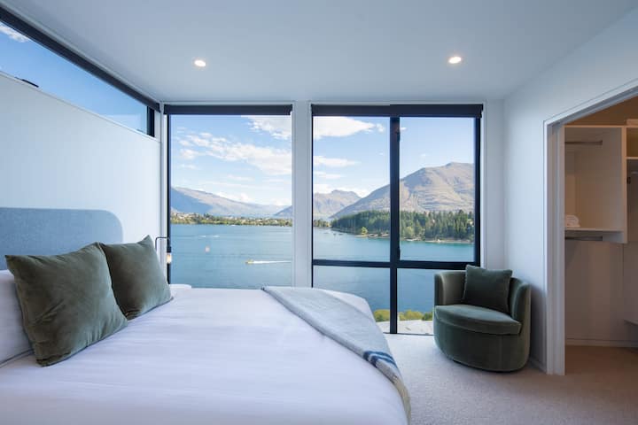 غرفة نوم ثانية مع حمام داخلي وخزانة ملابس – استمتع براحة سرير كينج في غرفة النوم الثانية الفسيحة هذه، مع حمام داخلي خاص بها وخزانة ملابس كبيرة لراحتك.