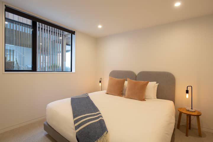 غرفة نوم رابعة جذابة مع سرير كينج – توفر غرفة النوم الواسعة هذه سرير كينج فاخر يمكن تقسيمه إلى سريرين مفردين عند الطلب، وبياضات فاخرة، وأجواء مريحة، مثالية لقضاء ليلة مريحة.