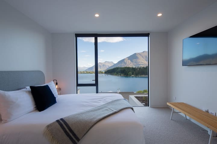 جناح رئيسي فاخر مع حمام داخلي وخزانة ملابس – تحتوي غرفة النوم الرئيسية الواسعة هذه على سرير كينج فخم وحمام داخلي خاص مع تشطيبات ممتازة وخزانة ملابس كبيرة لجميع احتياجات التخزين الخاصة بك.