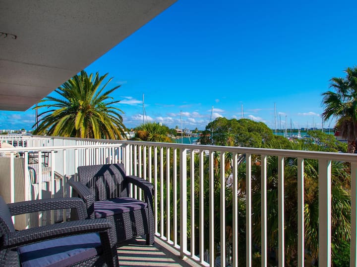 Bayside Condos 23 Studio Condo With A Pool And Bay View. Short Walk To The Beach - Clearwater, FL