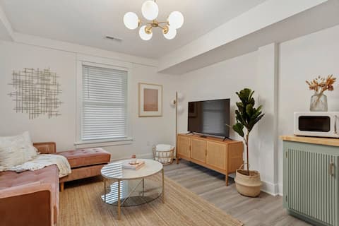 Top Airbnb: The Rosé Hideaway | Private Hot Tub | Close To Bay in Kill Devil Hills