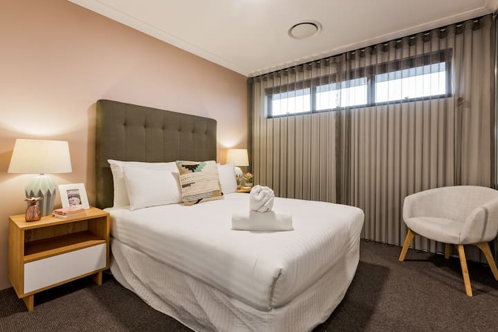 El dormitorio tres es tan acogedor como los otros con una cama doble.