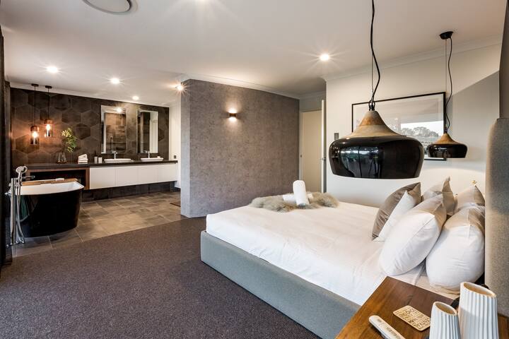 Front 9—A Luxury Golf Lovers Getaway gallery image 5