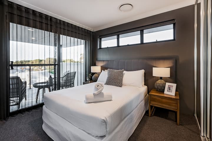 El dormitorio dos casas, una cama doble con acceso a un segundo balcón.