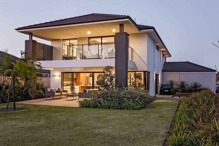 Front 9—A Luxury Golf Lovers Getaway