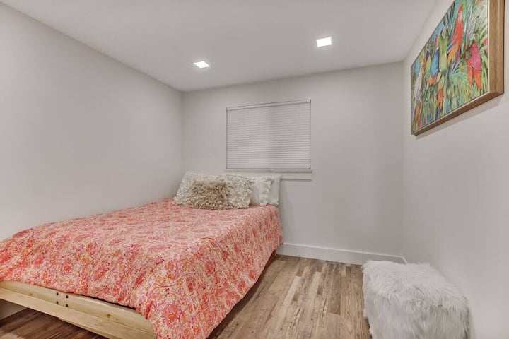 Chambre 2 : lit Queen Size avec lit gigogne double en dessous - La chambre peut accueillir 3 personnes.