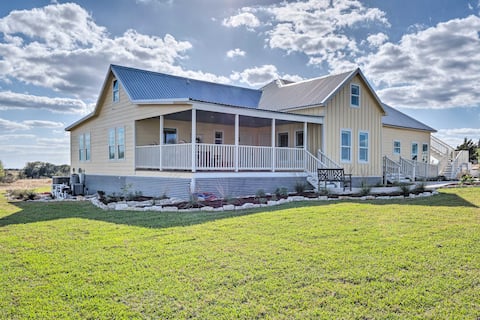 Pool, Hot Tub & Game Room: Schulenburg Retreat