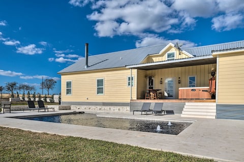 Hot Tub & Game Room! Family Schulenburg Retreat