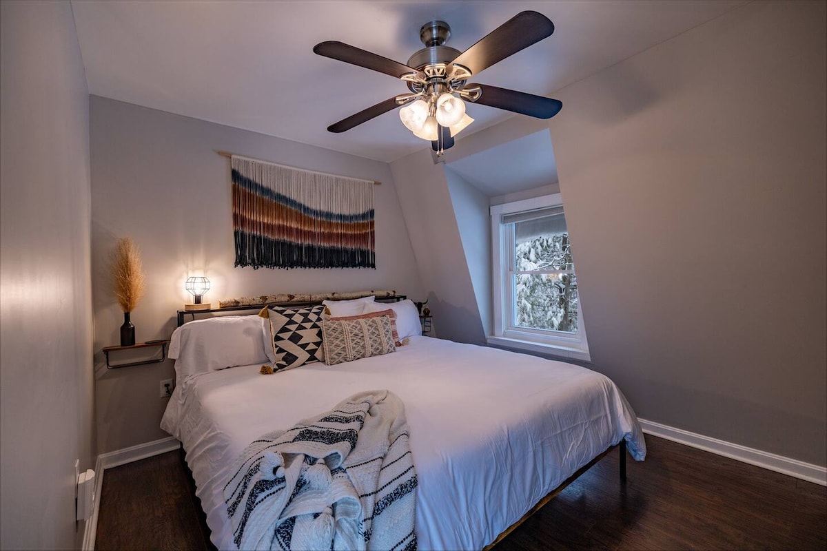 Découvrez des nuits reposantes dans la chambre principale avec lit King Size