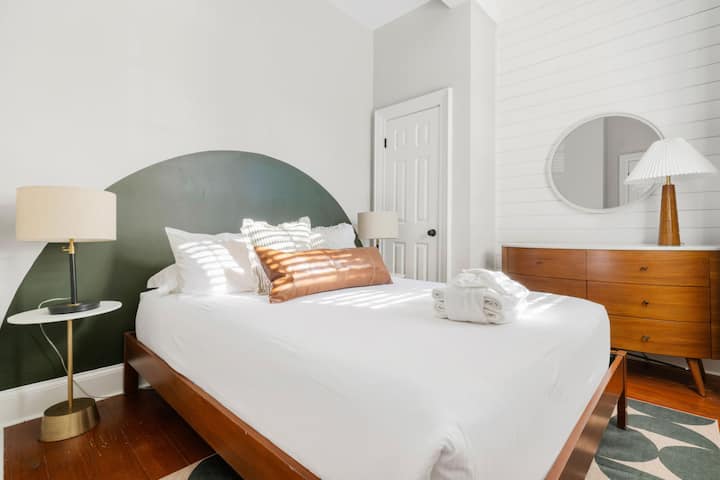 Bedroom 2 - Queen Bed