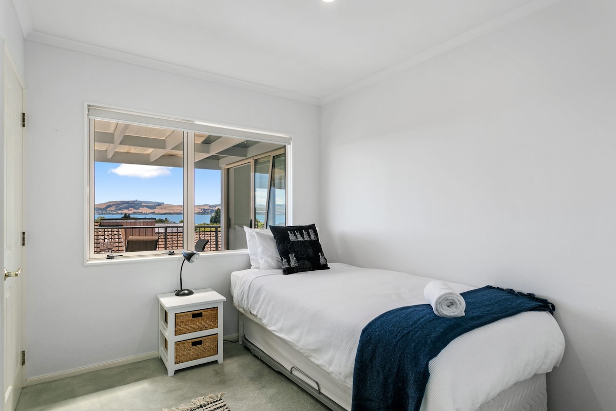 Treća spavaća soba s bračnim krevetom za jednu osobu (širine 180 - 200 cm) i krevetom za jednu osobu (širine 80 - 200 cm) koji se