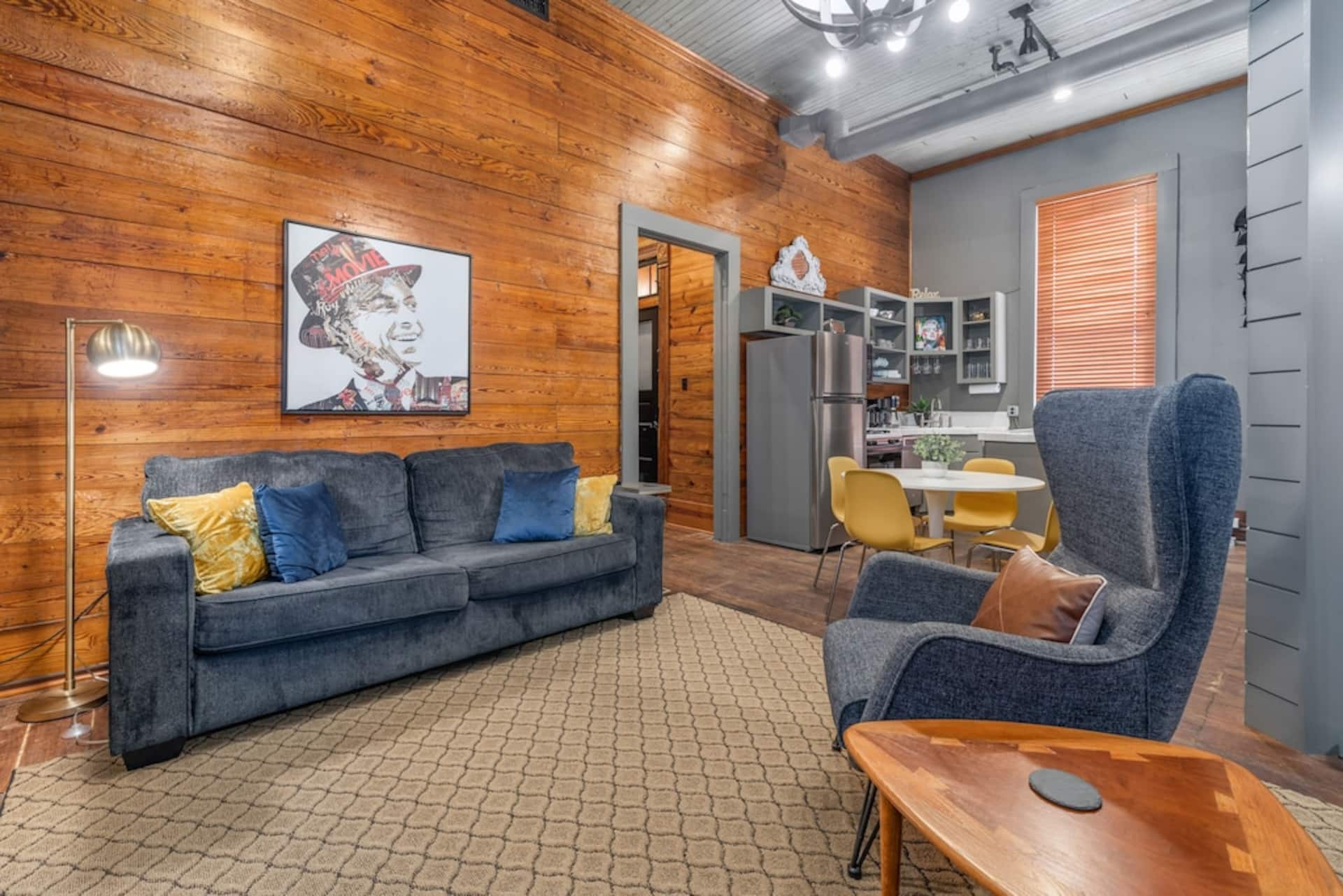 Starlet: Historic Downtown Bryan/King Beds