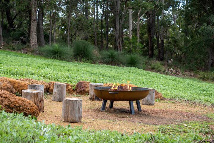 Summerville Treetops: A Stunning Valley Retreat gallery image 5