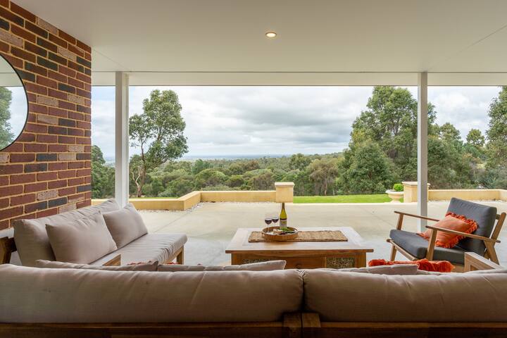 Summerville Treetops: A Stunning Valley Retreat gallery image 3