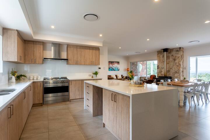 Summerville Treetops: A Stunning Valley Retreat gallery image 4