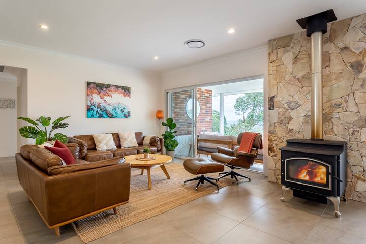 Summerville Treetops: A Stunning Valley Retreat gallery image 2