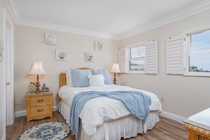 Мајсторот на кралицата има подови од дрвени плочки и одличен поглед кон Заливот.