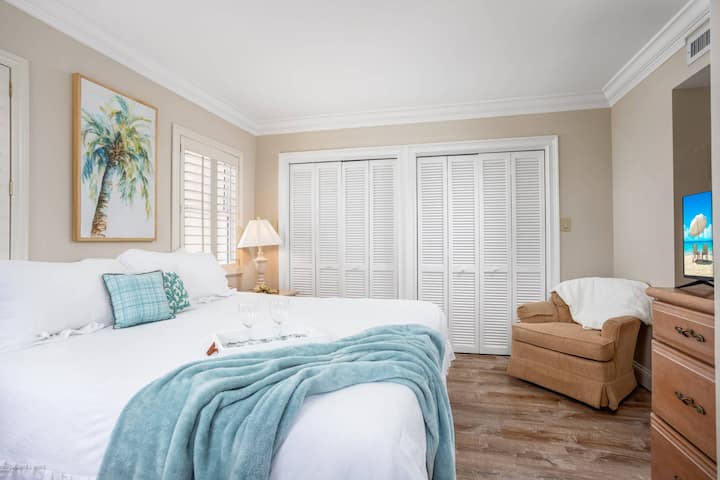 Главна спална соба со брачен кревет (широк 150-179 см), паметен телевизор со кабелска телевизија и поглед кон Венис Бич!