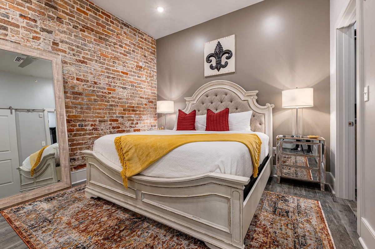 宽敞的客房，配有加大双人床、套内卫生间和内置衣柜。 包括床头柜、台灯、衣架、行李架、闹钟、白噪音机和50英寸三星智能4K电视，可观看流媒体和DirecTV Entertainment。