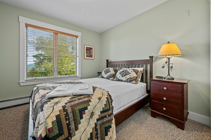 מיטת קווין סייז בחדר השינה הראשון