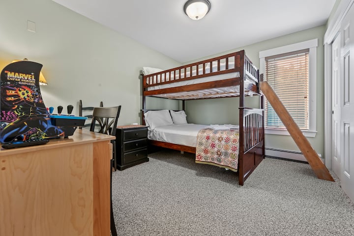 חדר שינה שני עם מיטת קווין סייז אחת