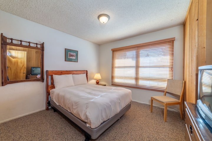 غرفة النوم 2 - غرفة نوم سفلية بسرير مزدوج