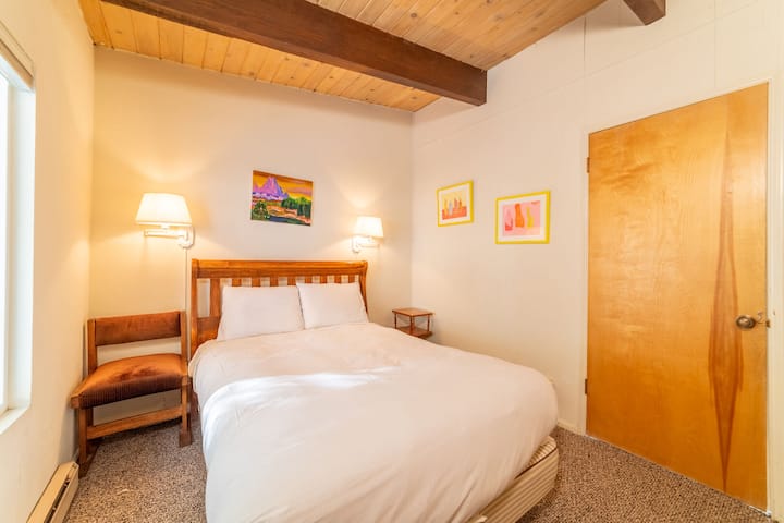 غرفة نوم أساسية، في الطابق العلوي مع سرير بحجم كوين وحمام داخلي