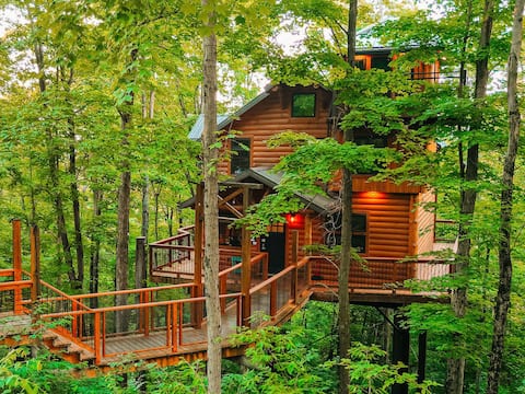 Incredible Treehouse with Treetop Views